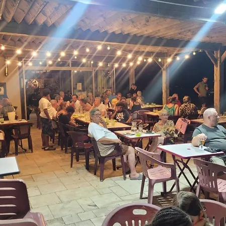 Campsite Avec Terrasse, 3 Chambres, 8 Personnes - Api-1-52-376 Le Grand-Serre